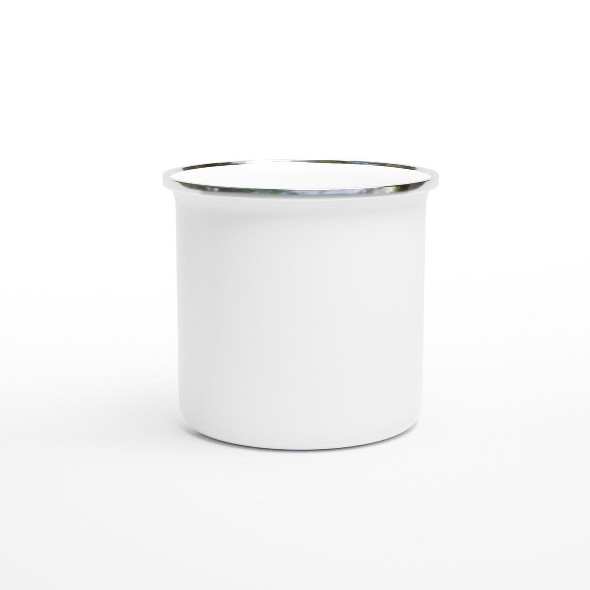 Weiße Emaille-Tasse